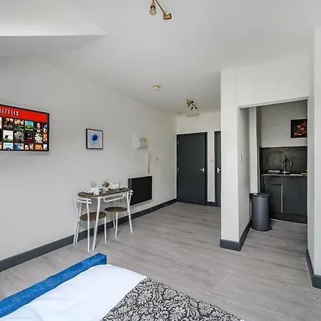 78f7 Modern & Spacious * Bradford (West Yorkshire)